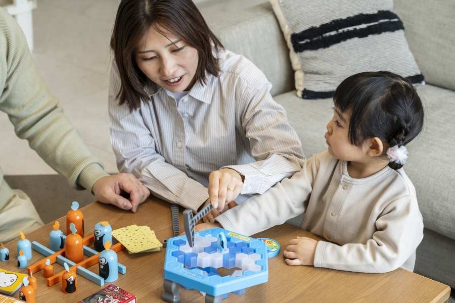 ボードゲームを楽しむ家族