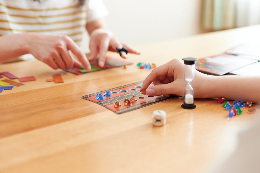 ボードゲームを楽しむ家族